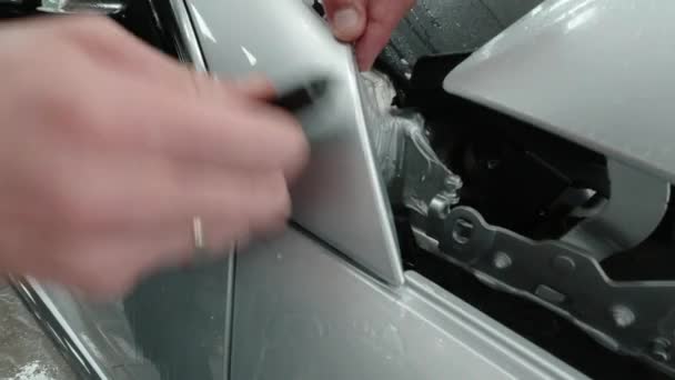 シルバースポーツカーのPpfインストールプロセスに近いです Ppfは 傷や石のチップから塗料を保護する塗料保護フィルムです — ストック動画