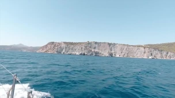 一艘驾驶着一艘大游艇的爱金娜帆船旅行 在深蓝色的大海中间 驶向附近的岛屿 开始了它的旅程 那一枪是站在船上手握着手拍的 — 图库视频影像