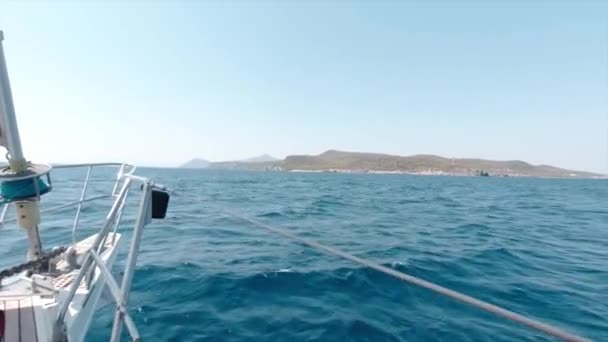 一艘船载着一艘大游艇向附近的岛屿驶去 — 图库视频影像