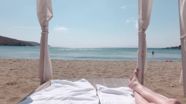 Hombre Relajándose Una Cama Playa Hermoso Día Soleado Agios Romanos — Vídeos de Stock