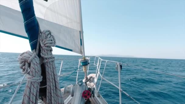 一艘驾驶着一艘大游艇的爱琴娜帆船在深蓝色的大海中驶向地平线 那一枪是站在船上手握着手拍的 — 图库视频影像