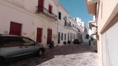 Yunanistan 'ın Tinos Adası' ndaki sakin cadde ağır çekimde