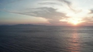 Yunanistan 'da Ege Denizi manzaralı güzel gün batımını gösteren hava aracı manzarası