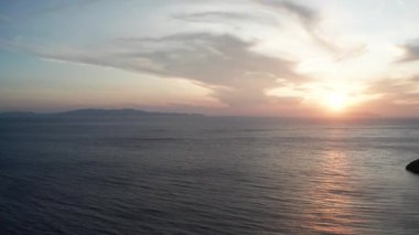 Yunanistan 'da Ege Denizi manzaralı güzel gün batımını gösteren hava aracı manzarası