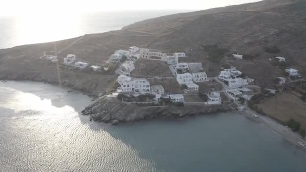 Vuelo Drones Aéreos Descendente Con Vistas Pocas Casas Blancas Isla — Vídeos de Stock