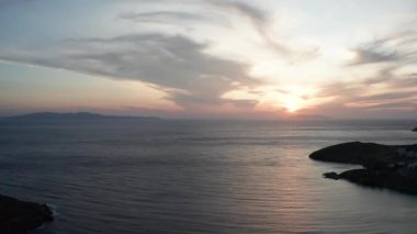 Yunanistan 'ın körfezindeki Ege Okyanusu manzaralı güzel gün batımını gösteren hava aracı manzarası