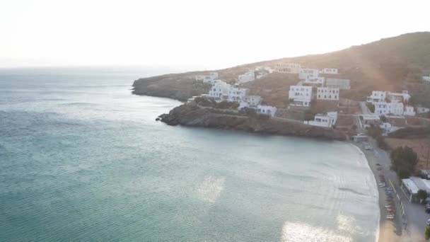 Pequena Praia Ilha Tinos Com Edifícios Brancos Uma Colina Lado — Vídeo de Stock