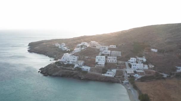 Poupée aérienne d'une petite ville près de la mer Égée, île de Tinos, Grèce 