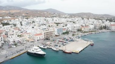 Yunanistan 'ın Tinos adasındaki Tinos Limanı' nda deniz mavisi üzerinde insansız hava aracı uçuşu