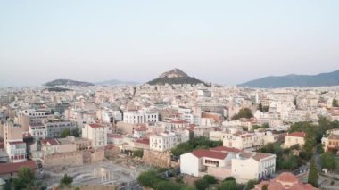Arka plandaki Lycabettus tepesinin panoramik manzarası ve ön plandaki Atina kenti, Yunanistan.
