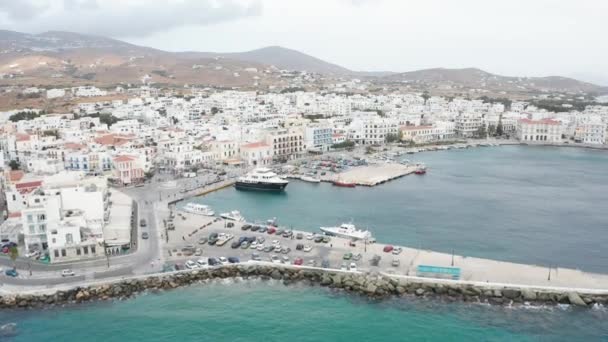 Drone Vista Aérea Del Puerto Tinos Grecia Volando Hacia Atrás — Vídeos de Stock