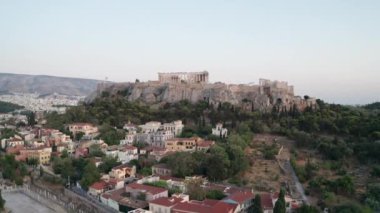 Atina, Yunanistan 'daki Akropolis' in havadan çekilmiş görüntüsü. Altın saat boyunca geniş kaidesel çekim.