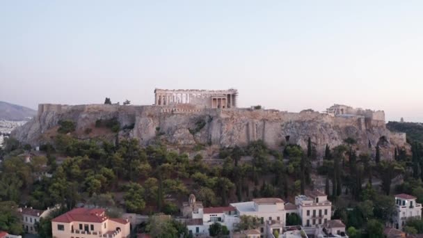 Vídeo Aéreo Volando Desde Las Calles Atenas Para Ver Acrópolis — Vídeo de stock