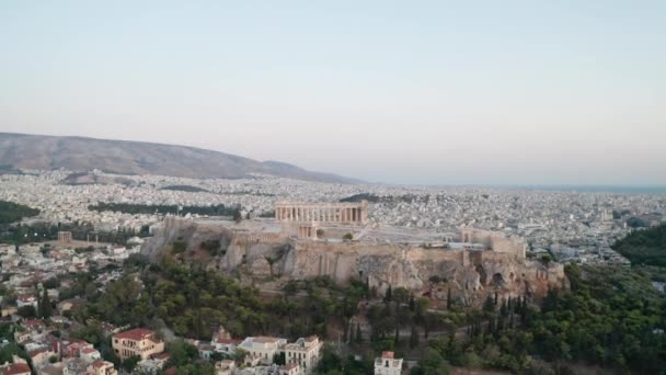 飞往希腊雅典世界著名的古代雅典卫城建筑的无人驾驶飞机 — 图库视频影像