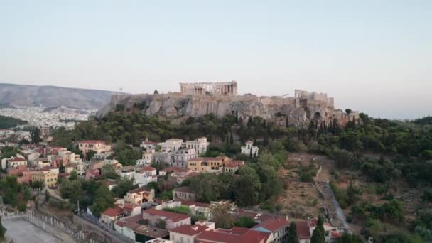 Luftaufnahme Der Akropolis Von Athen Griechenland Weitschuss Zur Goldenen Stunde — Stockvideo