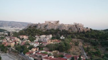 Yunanistan, Atina Akropolü 'nün havadan görünüşü. Yavaşça kalk ve Akropolis karıncasını ortaya çıkar..