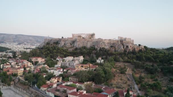 アテネ ギリシャのアクロポリスの空中ビュー ゆっくりと上昇し アクロポリスアリの背景を明らかに — ストック動画