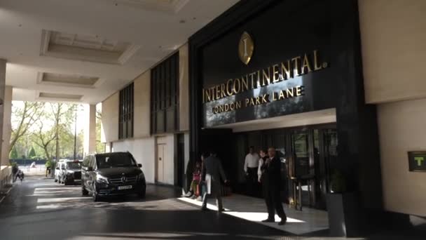 Panorera Runt Den Främre Ingången Till Intercontinental London Park Lane — Stockvideo