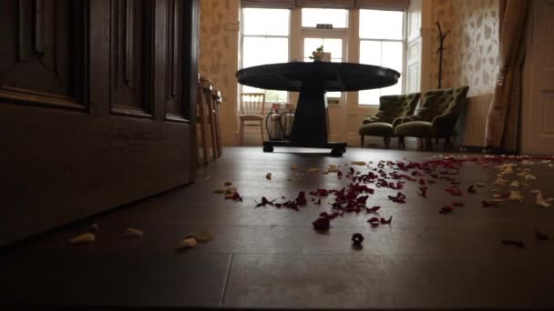 結婚式の準備のために床を飾る美しい花のペダルの通路を歩く — ストック動画