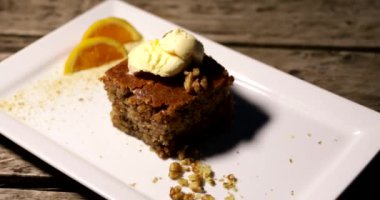 Tabakta dilimlenmiş havuçlu kek.