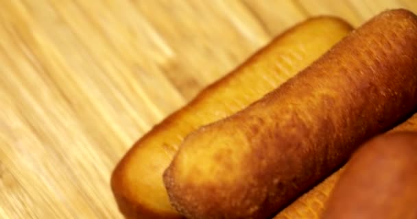 Close Van Zelfgemaakte Corn Dogs — Stockvideo