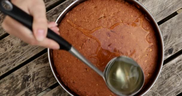 Mettre Sirop Dans Gâteau Fraîchement Cuit — Video