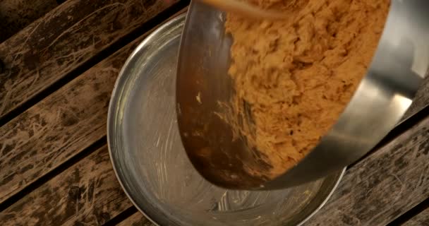 Mettre Mélange Gâteau Dans Une Casserole — Video