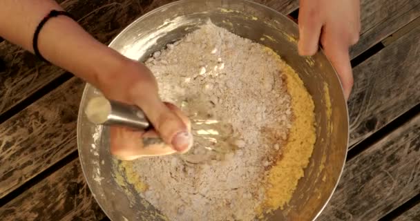 대접에 케이크를 튀기는 — 비디오