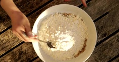 Çiğ kek malzemelerinin birleştirilmesi 