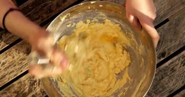Met Hand Kloppen Cake Mix Een Kom — Stockvideo
