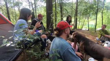 Arkadaşları ormandaki bir kamp alanında tartışıyorlar.