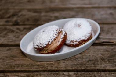 Şekerli çörekleri kapatın.