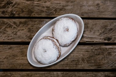 Şekerli çörekleri kapatın.