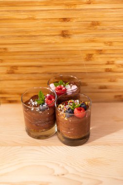 Çikolatalı kremayla dolu bir grup fotoğrafı.