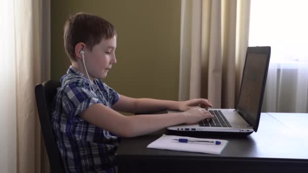 Ein Schuljunge Karierten Hemd Macht Erfolgreich Hausaufgaben Mit Dem Laptop — Stockvideo