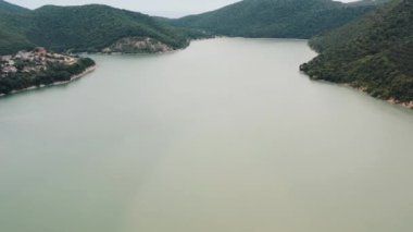 4 bin. Abrau, Durso, Rusya ve Krasnodar Krai 'nin sakin gölü üzerinde bulutlu havada İHA ile çekim yapmak. Uzaktan yerleşim yerinin sakinlerinin evlerini görebilirsiniz. .