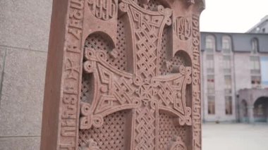 Ermeni Kilisesi 'nin topraklarındaki taş haç şüphesiz ortaçağ Ermeni mimarisinin en iyi örneklerinden biridir. Çarmıha gerilmiş desenler var..