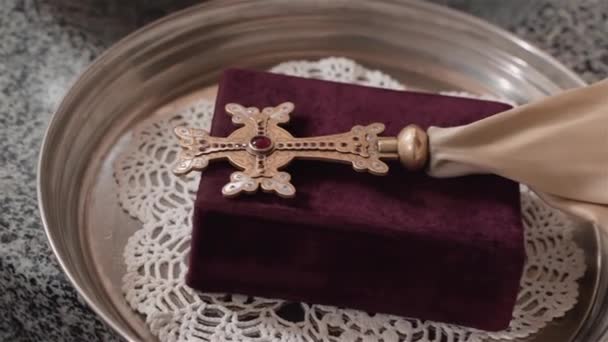 Das Heilige Kreuz Mit Roten Verzierungen Liegt Während Der Zeremonie — Stockvideo