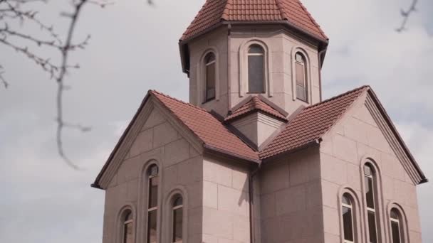 Hermosa Vista Iglesia Armenia Piedra Roja Día Otoño — Vídeo de stock