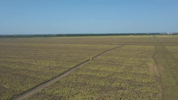 Vista Aérea Deslumbrante Trator Agrícola Que Conduz Longo Uma Pista — Vídeo de Stock