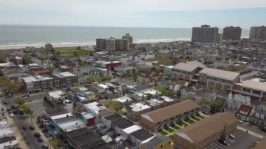 4 bin. Atlantic City 'nin havadan görüntüsü. Atlantik kıyısı. Yukarıdan sokakların, otellerin, alışveriş merkezlerinin ve konut binalarının insansız hava aracı görüntüleri.