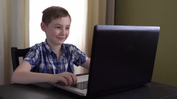 4Kだ 軽い髪の子供はノートパソコンを通して話します 自宅で接続を維持するためのSkypeビデオチャットを持っている — ストック動画