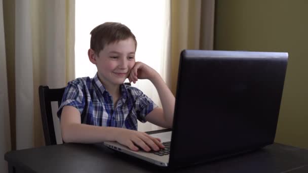 Niño Con Pelo Claro Habla Través Una Computadora Portátil Tiene — Vídeo de stock