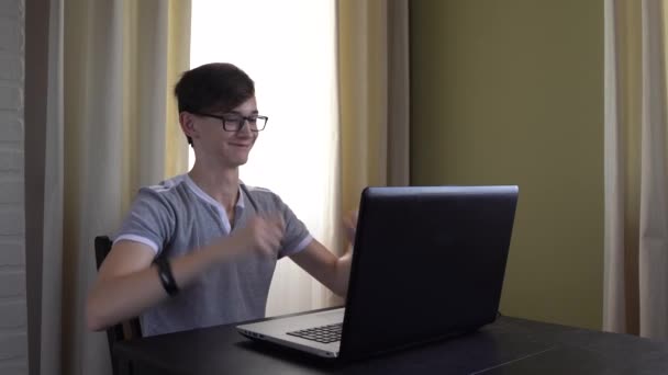 Adolescente Feliz Con Gafas Recibiendo Buenas Noticias Portátil Sentado Casa — Vídeo de stock