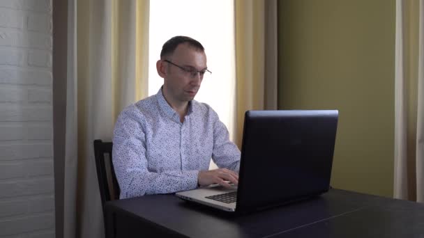 Homem Usando Laptop Procura Informações Internet Concentra Digitar Computador Olha — Vídeo de Stock