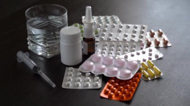 Çeşitli tabletler, kapsüller ve şırıngalar, reçeteli ilaçlar ve reçeteli tedaviler. Evde kendi kendine tedavi. .