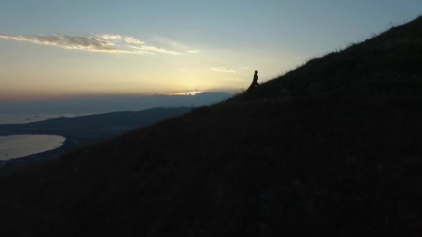 航空摄影 在岩石上攀爬一个没有装备的女运动员 在山上训练 自由和积极的生活方式的概念 高山上漂亮的运动员 — 图库视频影像