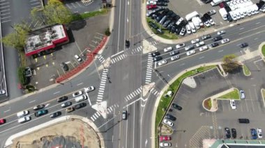 Street Rd & Bustleton Pike. Philadelphia 'nın banliyölerinde trafik vardı. .