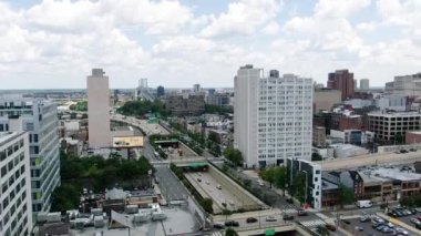Philadelphia şehir merkezinin kuş bakışı görüntüsü. Pensilvanya 'nın gündüz şehir güzeli, Amerika Birleşik Devletleri' ni geziyor. .