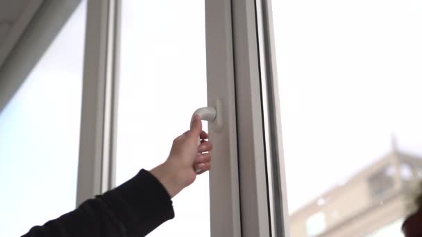 Женщина Открывает Закрывает Белое Пластиковое Окно Ручки — стоковое видео
